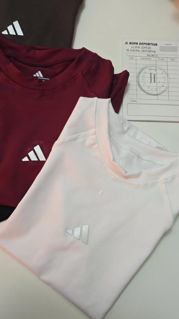 Remera deportiva de COMPRESIÓN "ADI"