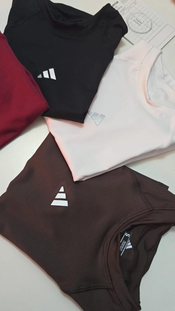 Remera deportiva de COMPRESIÓN "ADI"