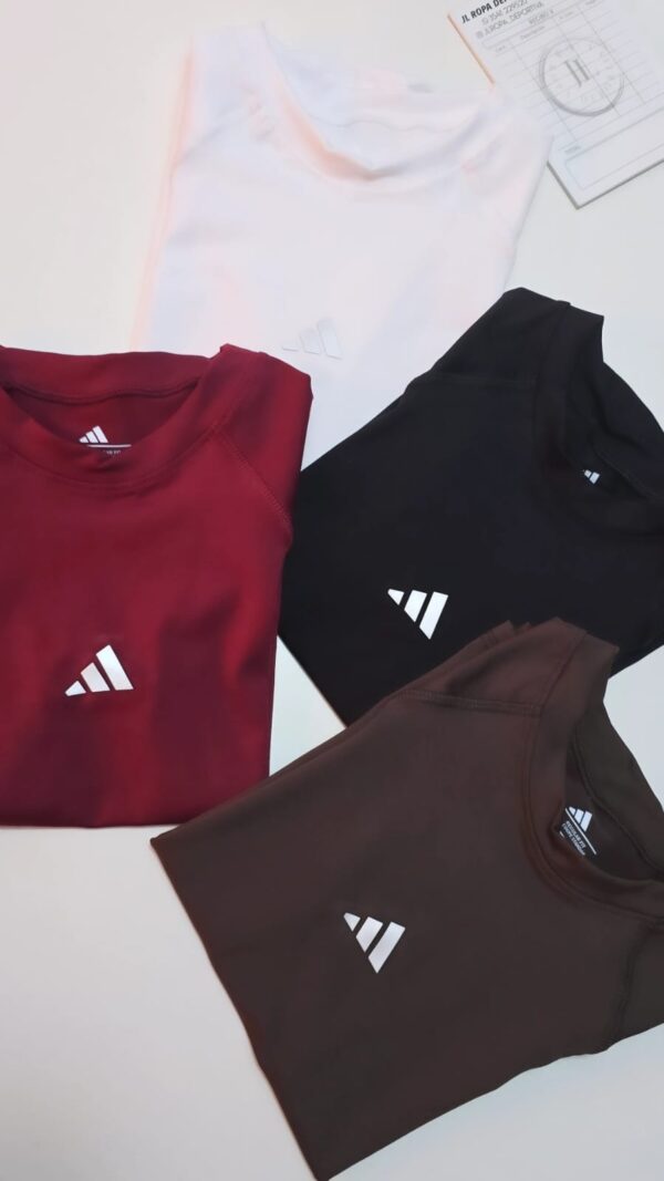 Remera deportiva de COMPRESIÓN "ADI"
